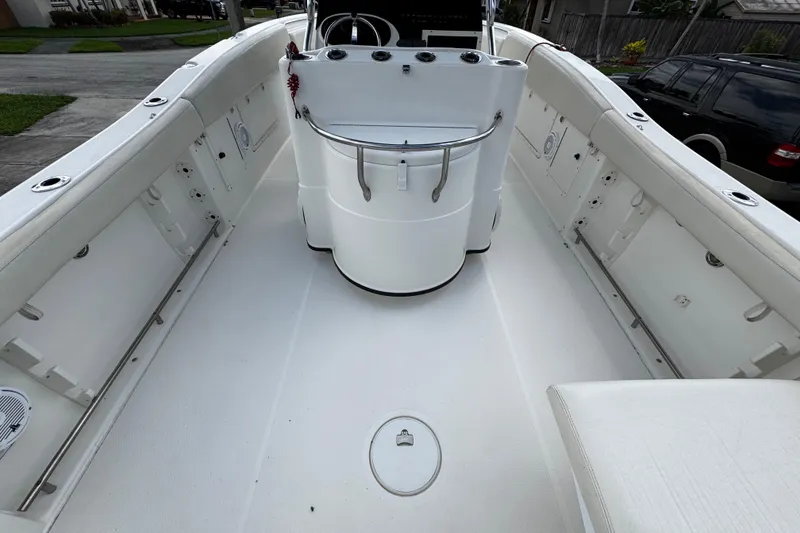 Slide: The Image of 2003 Triton 2895 CC boat interior with white seating and console. - 19
