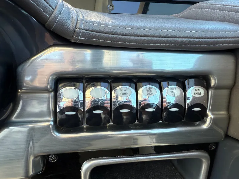 Slide: The Image of Formula 330 Crossover Bowrider 2018 - 14