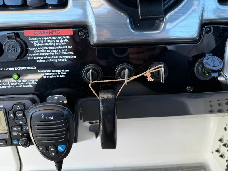 Slide: The Image of Formula 330 Crossover Bowrider 2018 - 17