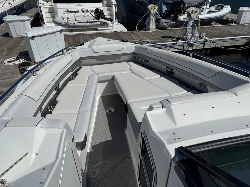 Slide: The Image of Formula 330 Crossover Bowrider 2018 - 18