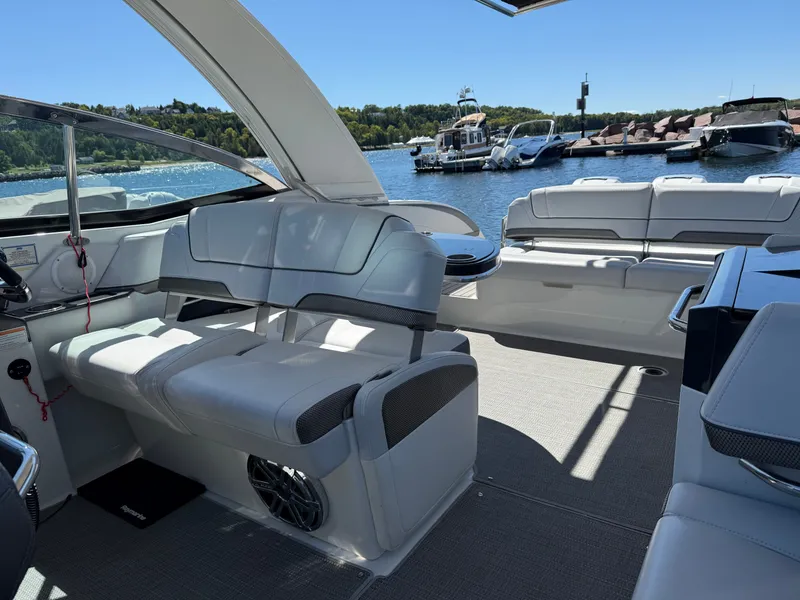 Slide: The Image of Formula 330 Crossover Bowrider 2018 - 20