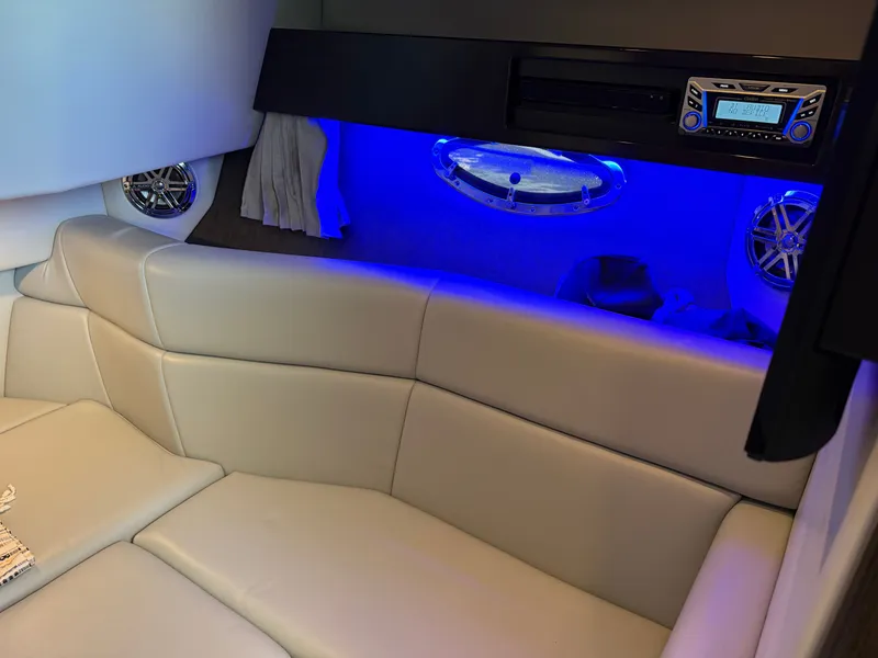 Slide: The Image of Formula 330 Crossover Bowrider 2018 - 22