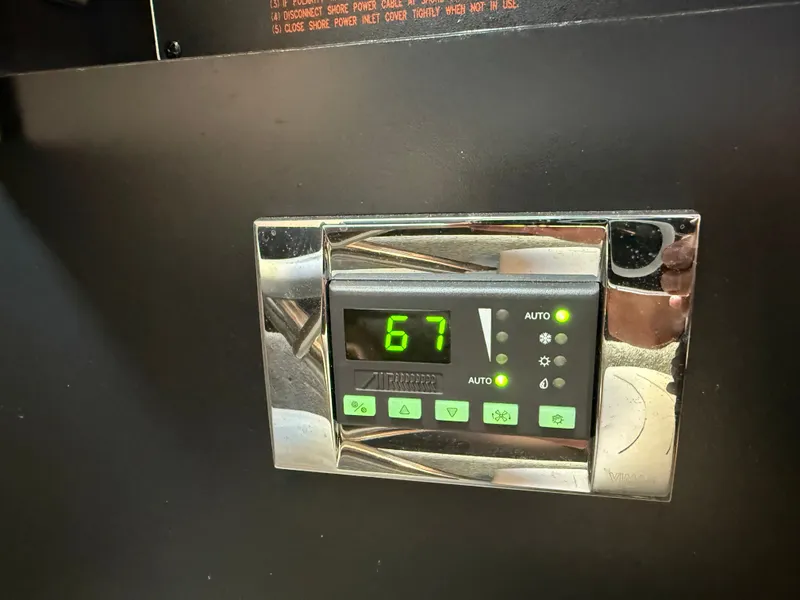 Slide: The Image of Formula 330 Crossover Bowrider 2018 - 24