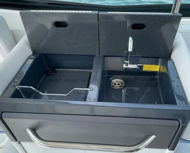 Slide: The Image of Formula 330 Crossover Bowrider 2018 - 30