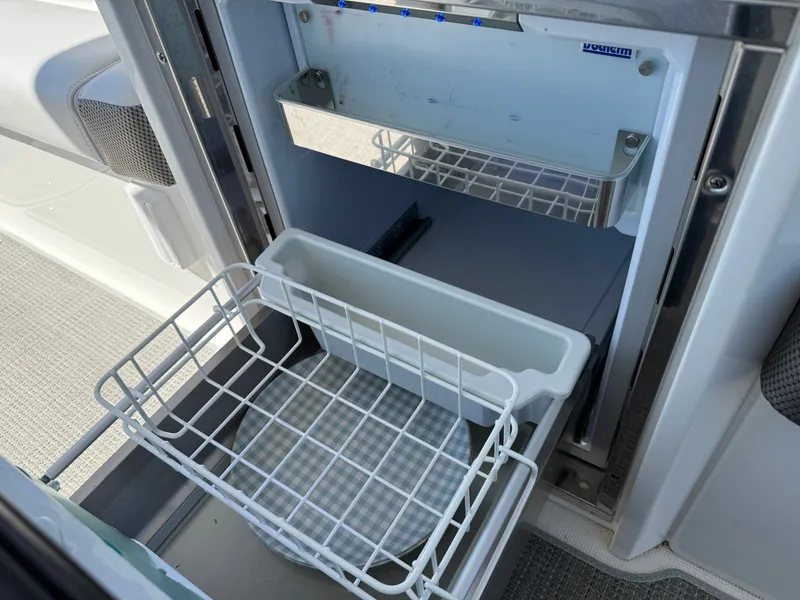 Slide: The Image of Formula 330 Crossover Bowrider 2018 - 31