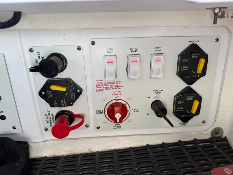 Slide: The Image of Formula 330 Crossover Bowrider 2018 - 37