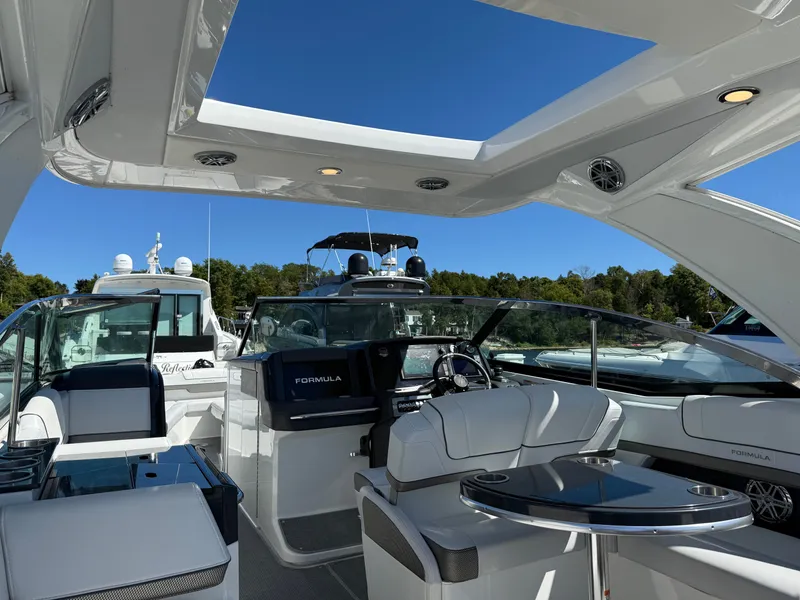 Slide: The Image of Formula 330 Crossover Bowrider 2018 - 7