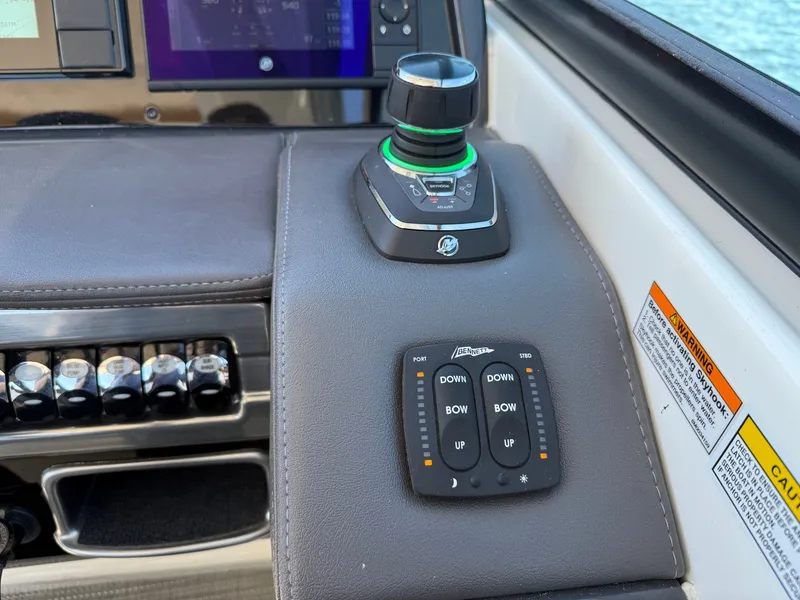 Slide: The Image of Formula 330 Crossover Bowrider 2018 - 9