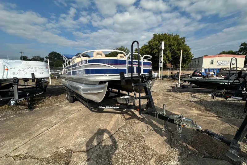 Slide: The Image of 2015 Sun Tracker Fishin' Barge 22 DLX pontoon boat on trailer, outdoor display. - 5