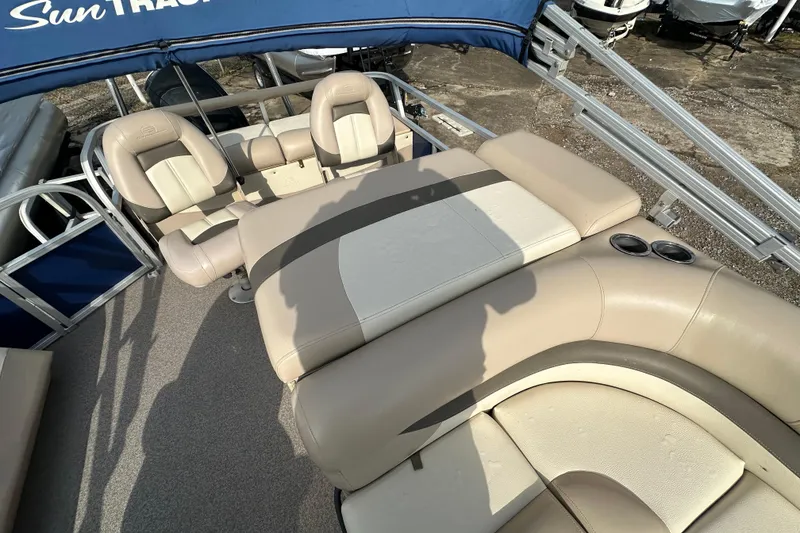 Slide: The Image of 2015 Sun Tracker Fishin' Barge 22 DLX with beige seating and cup holders. - 8