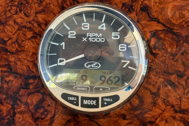 Slide: The Image of Tachometer of 2006 Sea Ray 340 Sundancer showing 962 hours and 14.9 volts. - 17
