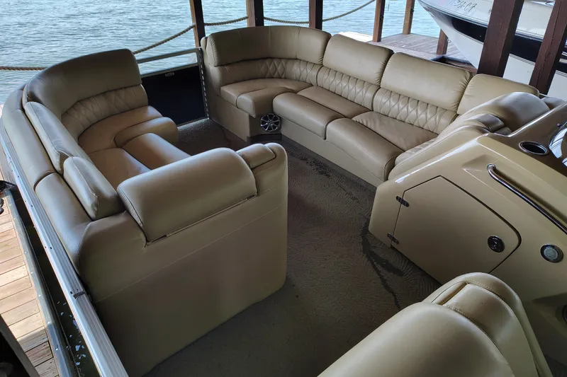Slide: The Image of Luxurious seating on a 2014 Bennington 2575 QCW I/O pontoon boat, docked by the water. - 17