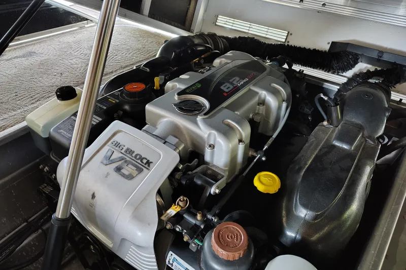 Slide: The Image of 2014 Bennington 2575 QCW I/O boat engine, featuring a powerful Big Block V8. - 40