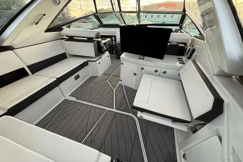 Slide: The Image of Monterey 385SS Super Sport 2023 - 13