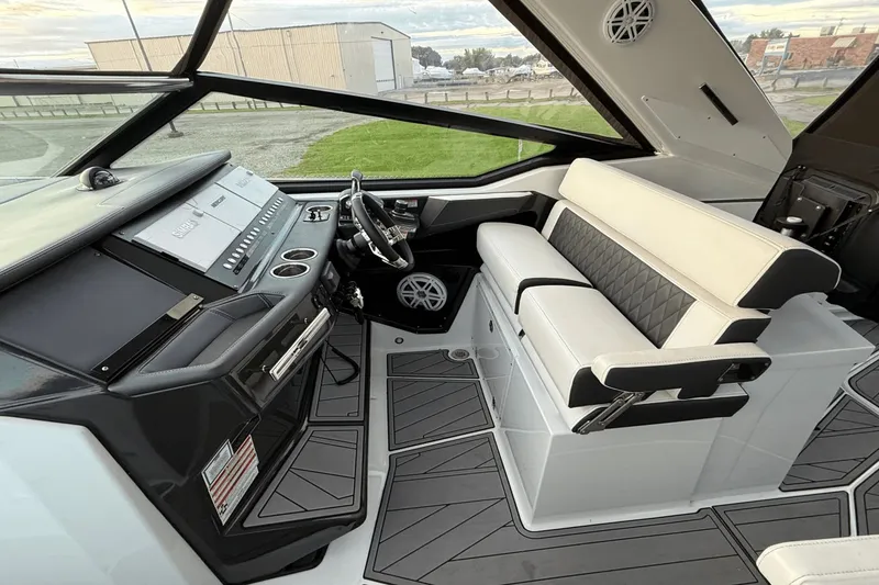 Slide: The Image of Monterey 385SS Super Sport 2023 - 16
