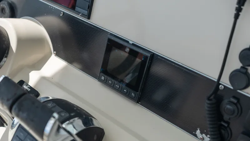 Slide: The Image of Boston Whaler 270 Dauntless 2019 - 21