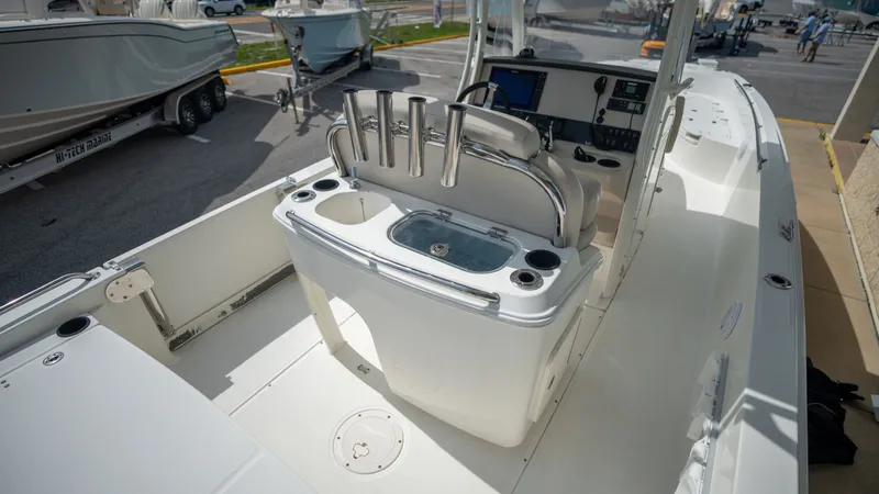 Slide: The Image of Boston Whaler 270 Dauntless 2019 - 27