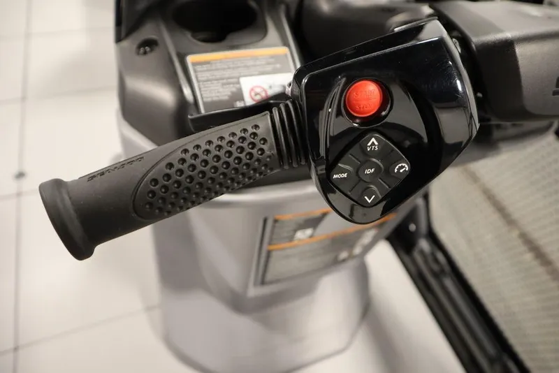 Slide: The Image of 2024 Sea-Doo Switch® 21 Sport/Cruise handlebar controls with start button and mode settings. - 18