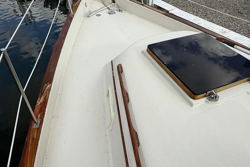 Slide: The Image of 1977 Irwin 37 Mark III sailboat deck with hatch and railing. - 21