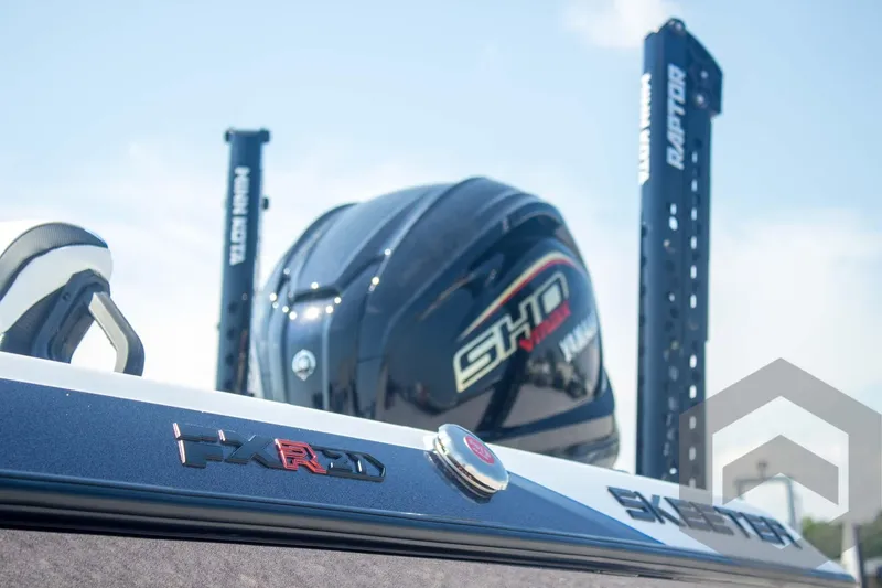 Slide: The Image of 2026 Skeeter FXR21 FLEX boat with Yamaha engine and Minn Kota Raptor anchors. - 20