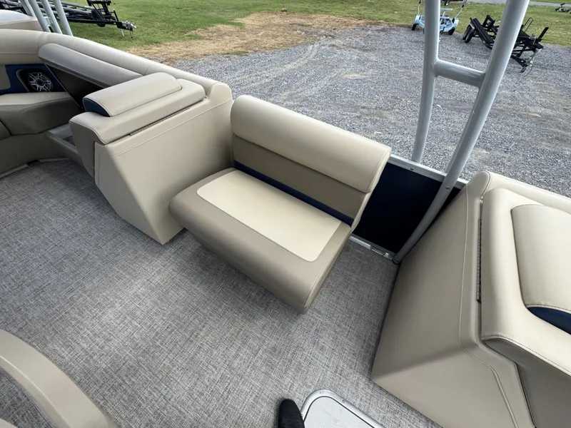 Slide: The Image of Premier 250 Solaris Upper Deck 2024 - 10