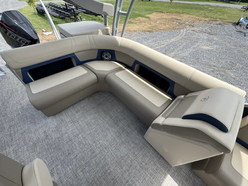 Slide: The Image of Premier 250 Solaris Upper Deck 2024 - 12