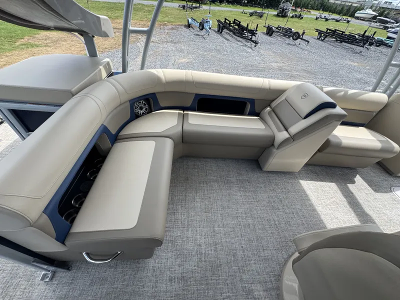 Slide: The Image of Premier 250 Solaris Upper Deck 2024 - 13