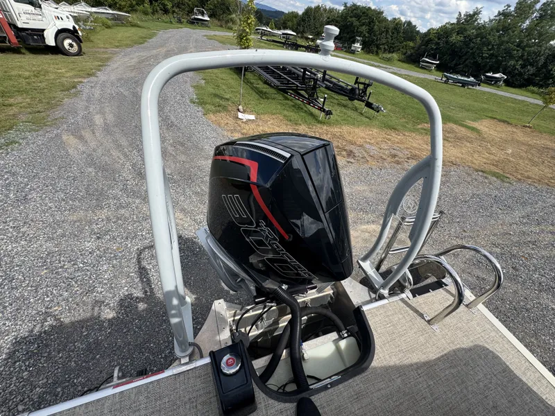 Slide: The Image of Premier 250 Solaris Upper Deck 2024 - 15