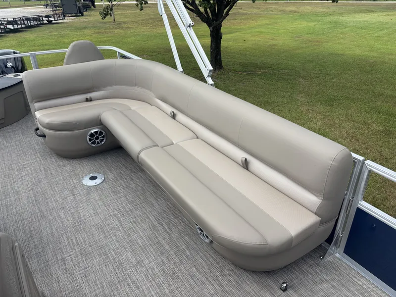 Slide: The Image of Ranger REATA CLASSIC SERIES 200F 2026 - 12