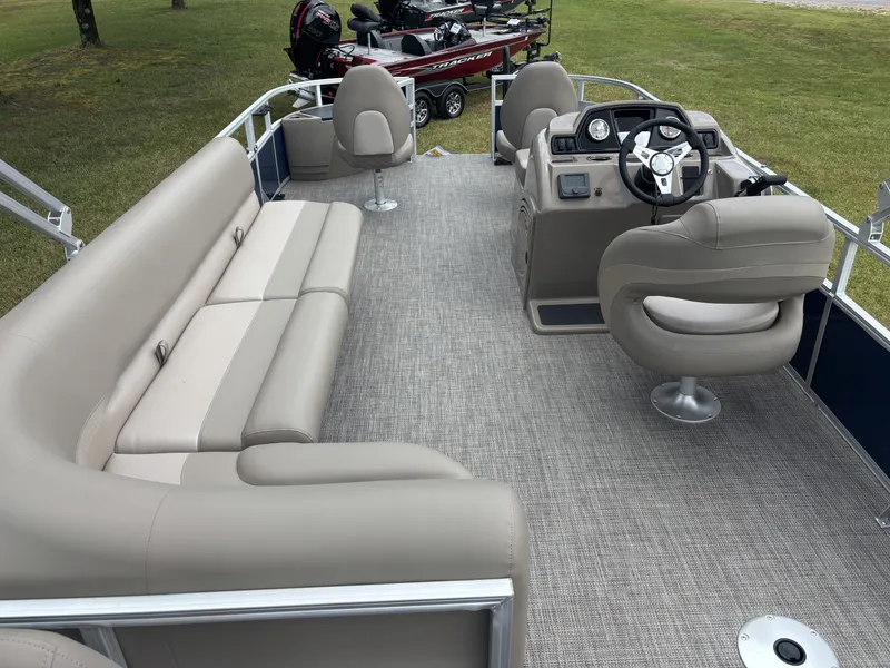 Slide: The Image of Ranger REATA CLASSIC SERIES 200F 2026 - 7