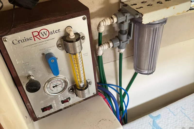 Slide: The Image of Cruise RO Water system on 2008 Gemini 105Mc boat, featuring water selector and filter. - 28