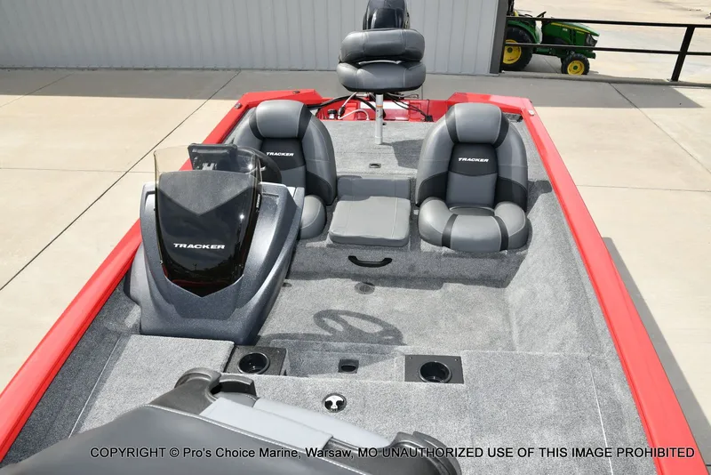 Slide: The Image of Tracker Pro Team 175 2026 - 11