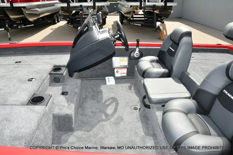 Slide: The Image of Tracker Pro Team 175 2026 - 13