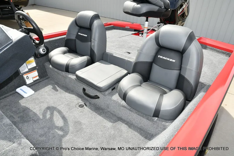 Slide: The Image of Tracker Pro Team 175 2026 - 14