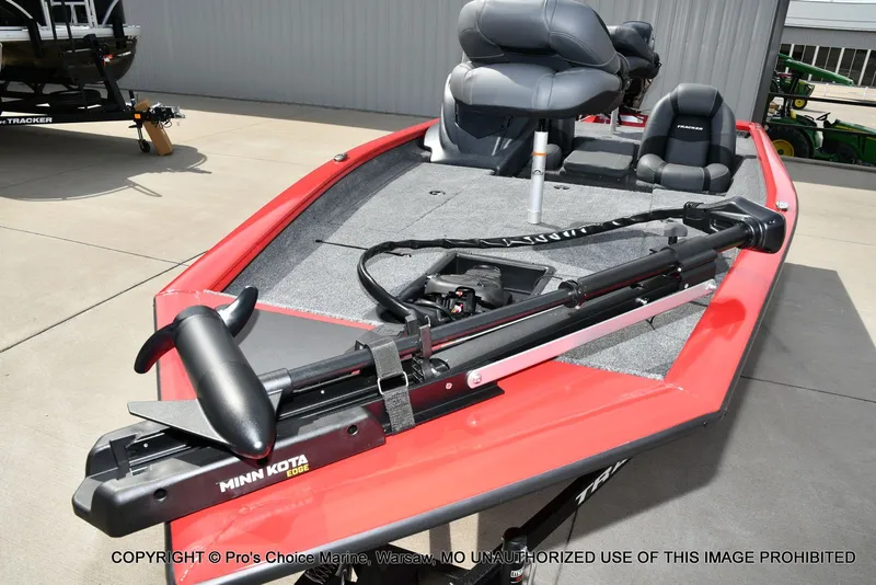 Slide: The Image of Tracker Pro Team 175 2026 - 24