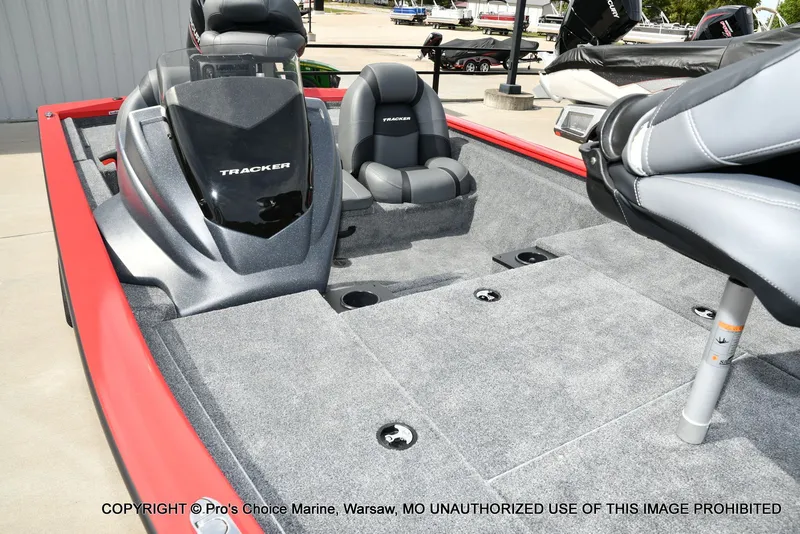 Slide: The Image of Tracker Pro Team 175 2026 - 28