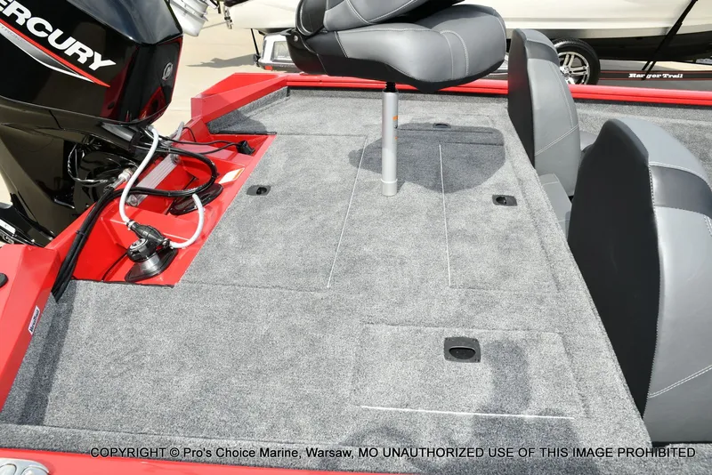 Slide: The Image of Tracker Pro Team 175 2026 - 30