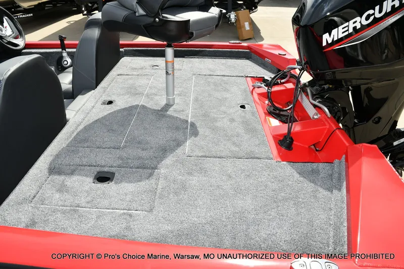 Slide: The Image of Tracker Pro Team 175 2026 - 32