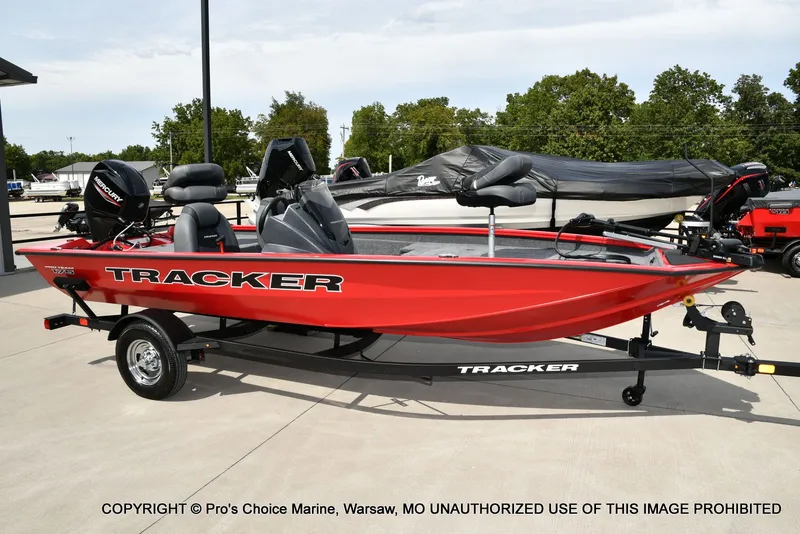 Slide: The Image of Tracker Pro Team 175 2026 - 64