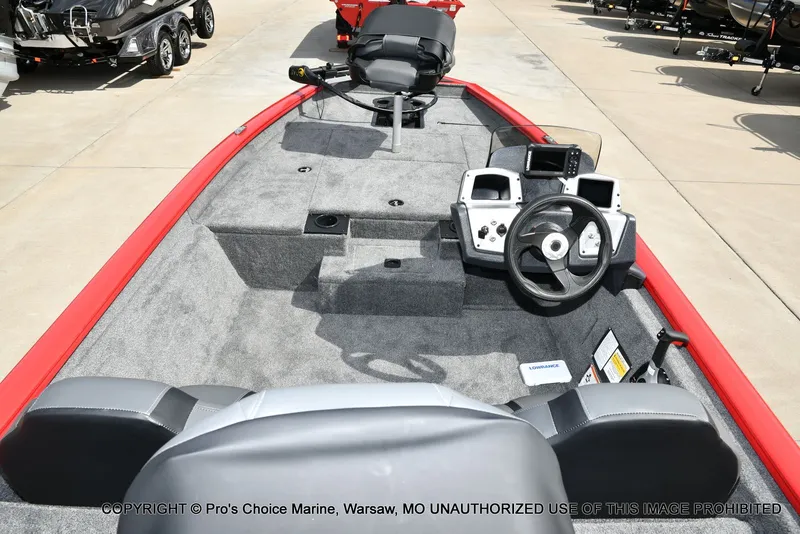 Slide: The Image of Tracker Pro Team 175 2026 - 7