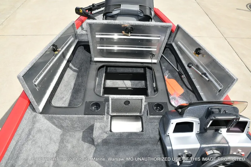 Slide: The Image of Tracker Pro Team 175 2026 - 8