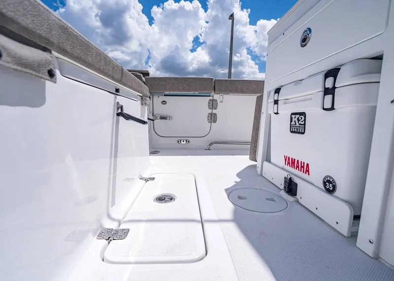 Slide: The Image of Sea Hunt Ultra 275 SE 2026 - 12