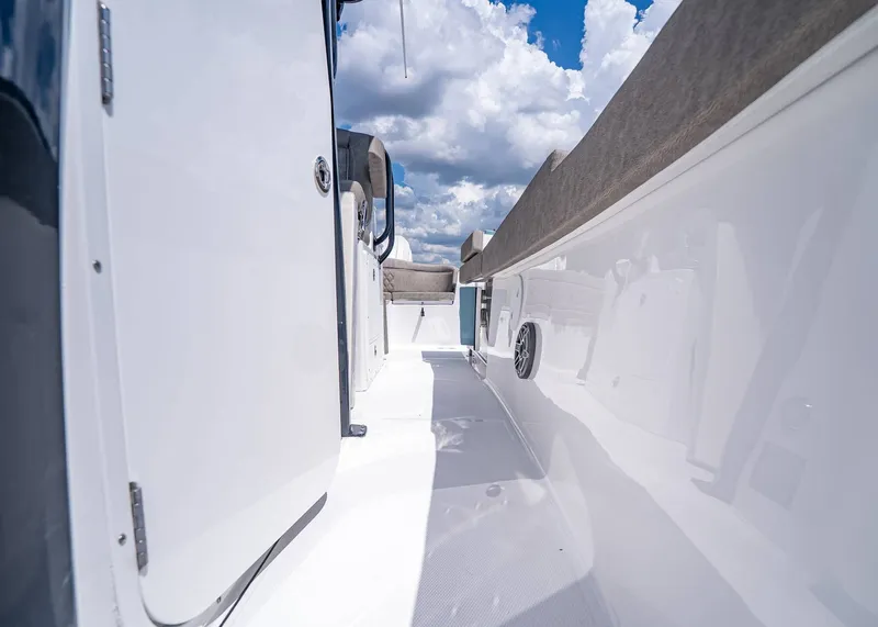 Slide: The Image of Sea Hunt Ultra 275 SE 2026 - 26