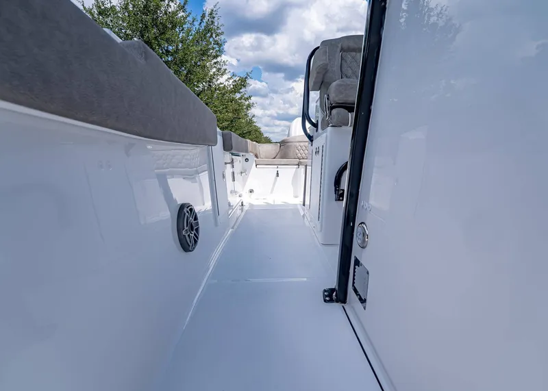 Slide: The Image of Sea Hunt Ultra 275 SE 2026 - 27