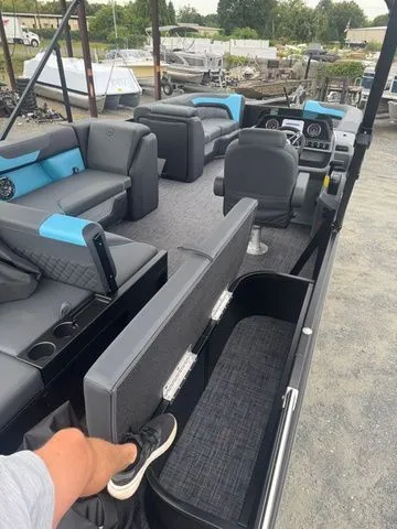 Slide: The Image of Godfrey Sweetwater 2286 SFL - Yamaha 250 SHO 2026 - 13