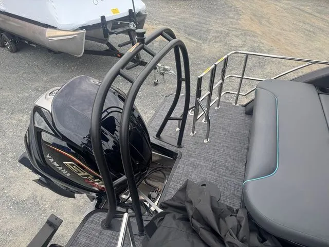 Slide: The Image of Godfrey Sweetwater 2286 SFL - Yamaha 250 SHO 2026 - 16