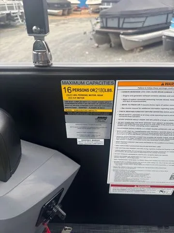 Slide: The Image of Godfrey Sweetwater 2286 SFL - Yamaha 250 SHO 2026 - 7