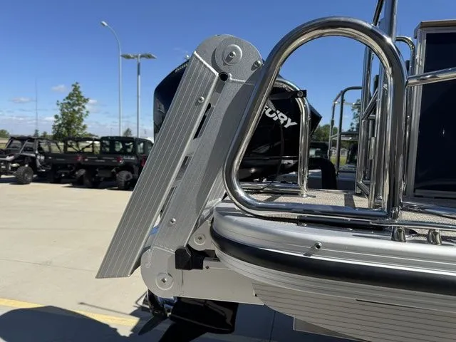 Slide: The Image of Bennington 24MS SPS Tri-toon Pontoon 2026 - 14