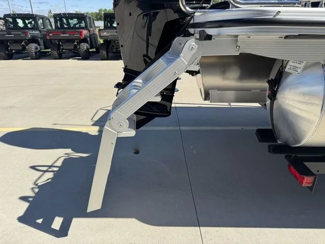 Slide: The Image of Bennington 24MS SPS Tri-toon Pontoon 2026 - 15