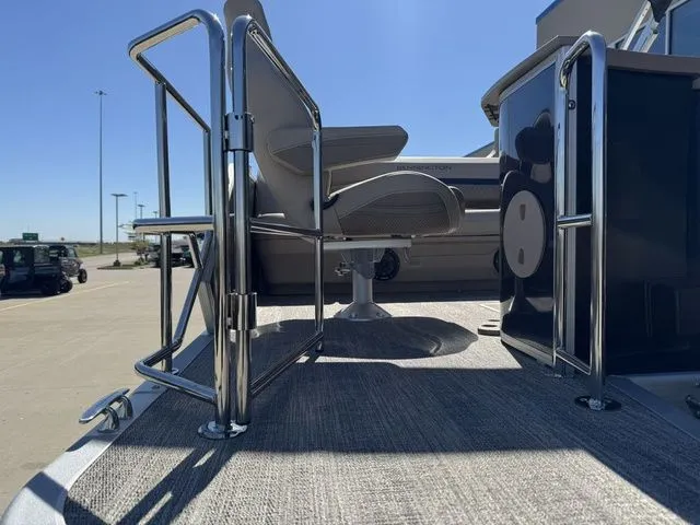 Slide: The Image of Bennington 24MS SPS Tri-toon Pontoon 2026 - 16